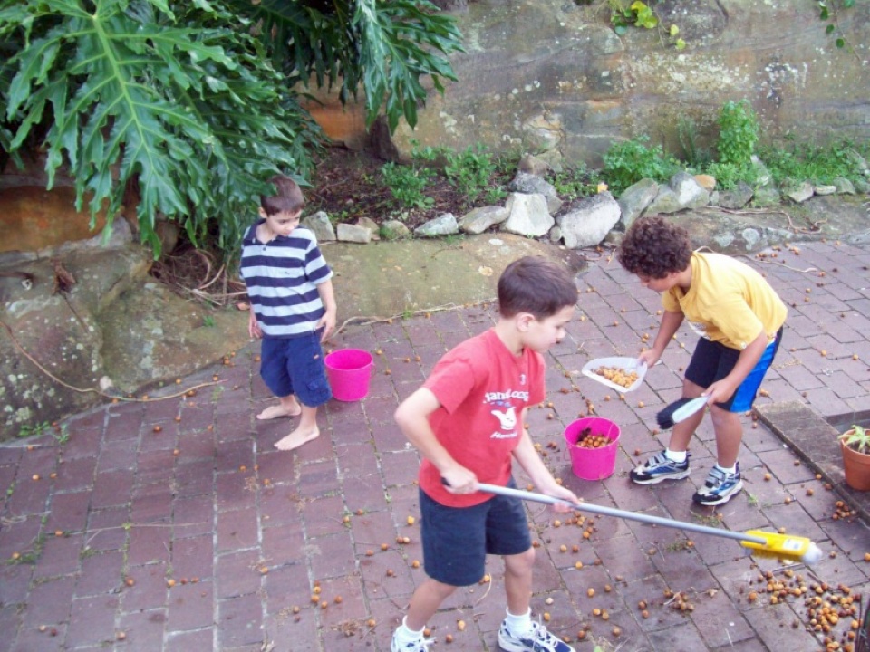 Outdoor chores ideas for kids | Laval Families Magazine | Laval's Family Life Magazine